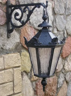 Lampa zewnętrzna kinkiet na wysięgniku lampion żeliwny